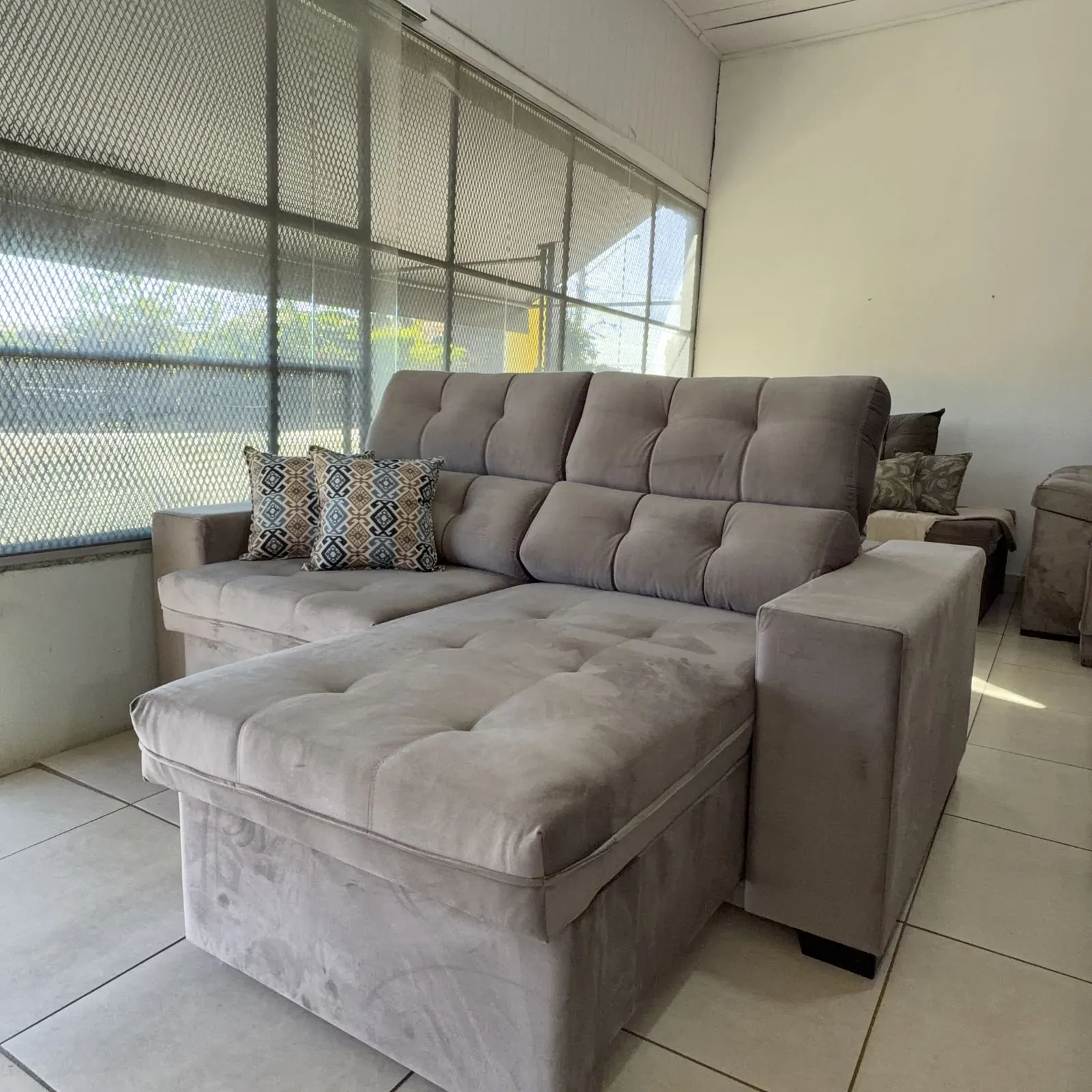 Sofá reclinável bege em ambiente de sala